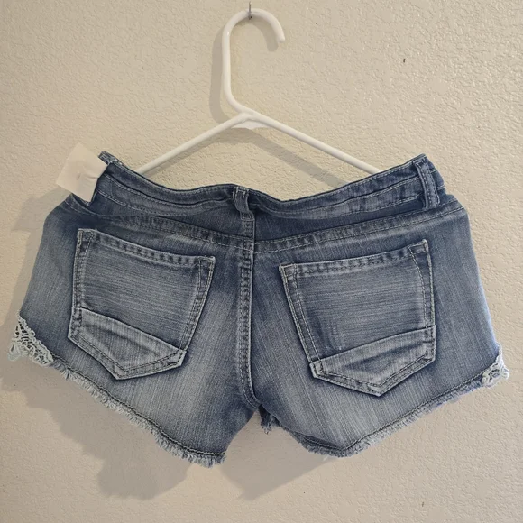 Vanilla Star denim shorts w/ lace trim – Size 5 - Picture 5 of 6